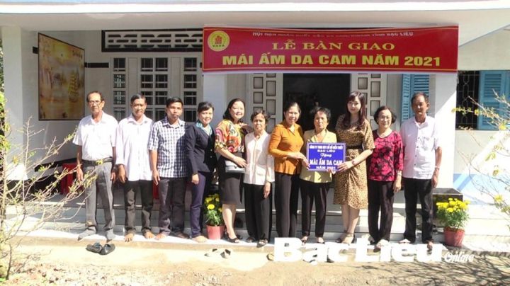 "Ai khó nhiều giúp trước"