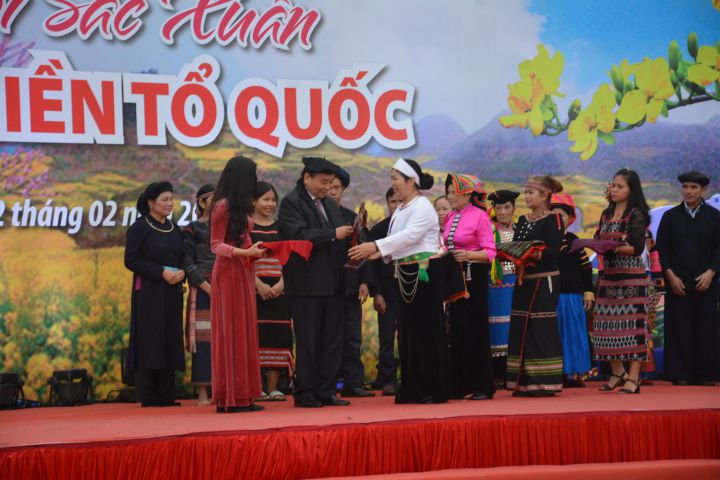 Chủ tịch nước Nguyễn Xuân Phúc dự Ngày hội “Sắc Xuân trên mọi miền Tổ quốc” và trồng cây tại Làng VHDL các dân tộc Việt Nam.