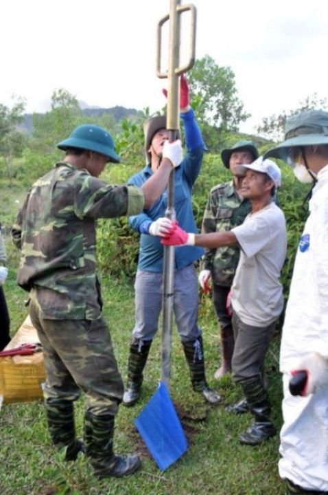FIELD EXPERIMENTAL STUDY OF DIOXIN CONTAMINATED SOIL DECONTAMINATION USING MICROORGANISM AT A SO AIRPORT, A LUOI DISTRIC, THUA THIEN HUE PROVINCE