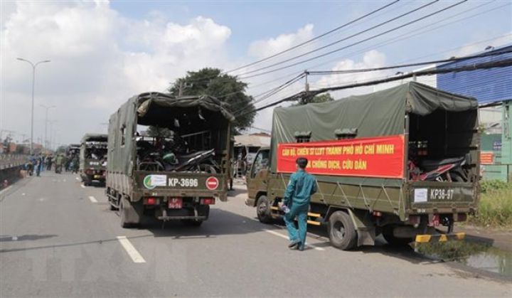 Bộ Tư lệnh Thành phố Hồ Chí Minh phối hợp đưa người dân về quê an toàn