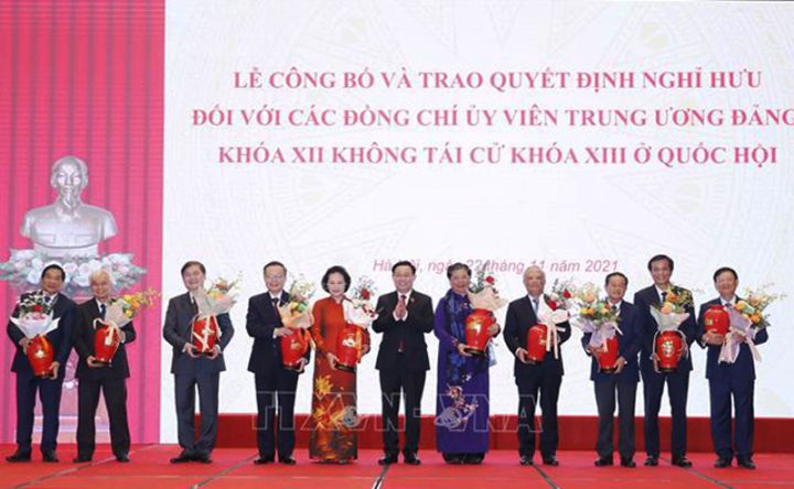 Lễ trao tặng Huy hiệu 40 năm tuổi Đảng, trao Huân chương đối với các Ủy viên Trung ương Đảng khóa XII ở Quốc hội