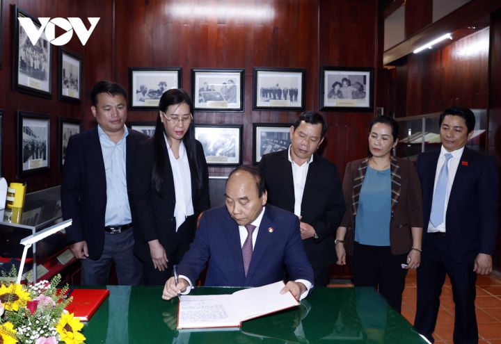 Chủ tịch nước dâng hương tại Khu lưu niệm Thủ tướng Phạm Văn Đồng