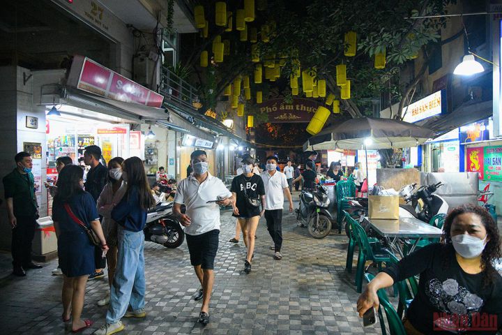 Hà Nội chính thức bỏ quy định quán ăn được mở cửa đến 21 giờ