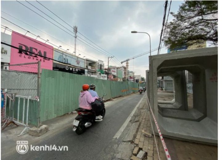 Xe máy ngã nhào khi đi qua công trình chống ngập ở TP. Thủ Đức