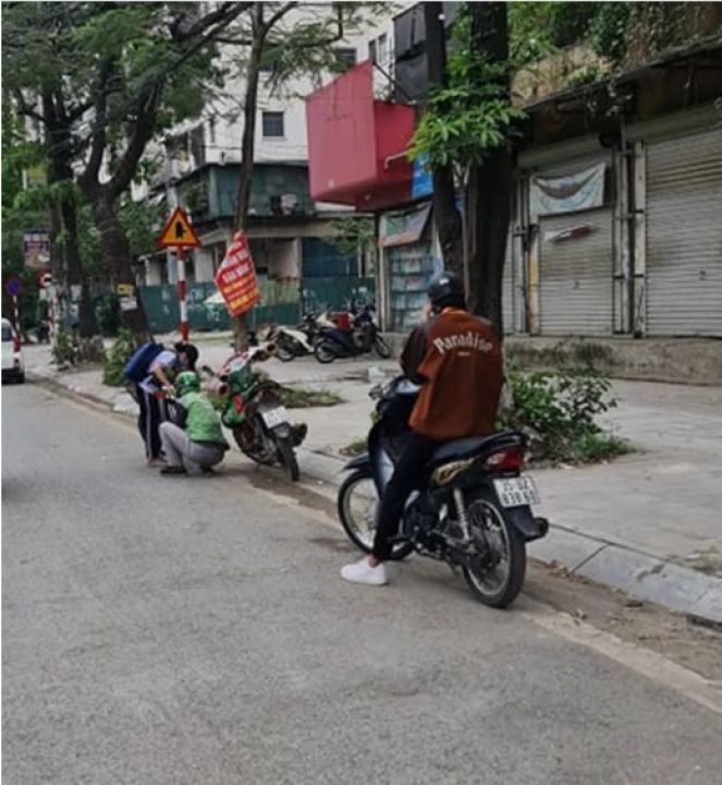 Hành động của anh shipper trên phố Hà Nội khiến người đi đường vội chụp ảnh rồi chia sẻ