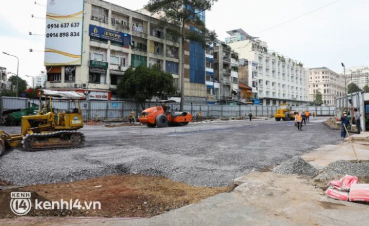 Người dân tại “đất vàng” TP.HCM vui mừng khi rào chắn công trình Metro sắp được tháo dỡ sau 8 năm