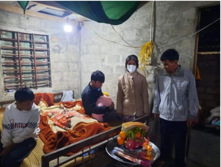 Thương tâm: Mẹ vừa sinh bị nước lũ cuốn trôi, con thơ chưa đầy 2 tháng tuổi gào khóc ngày đêm vì khát sữa