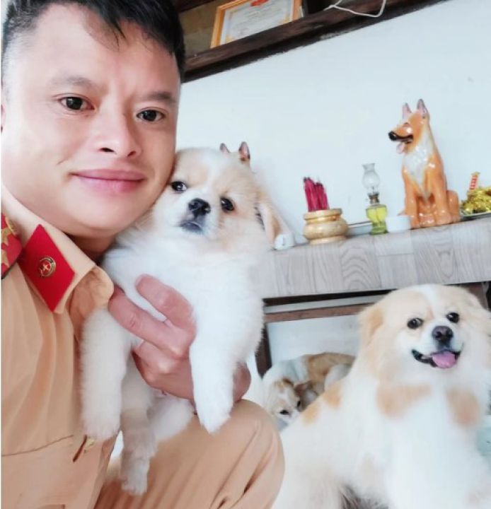 Thượng úy CSGT đi bốc vác, phụ hồ những lúc rảnh để kiếm tiền cứu hộ chó mèo từ lò mổ