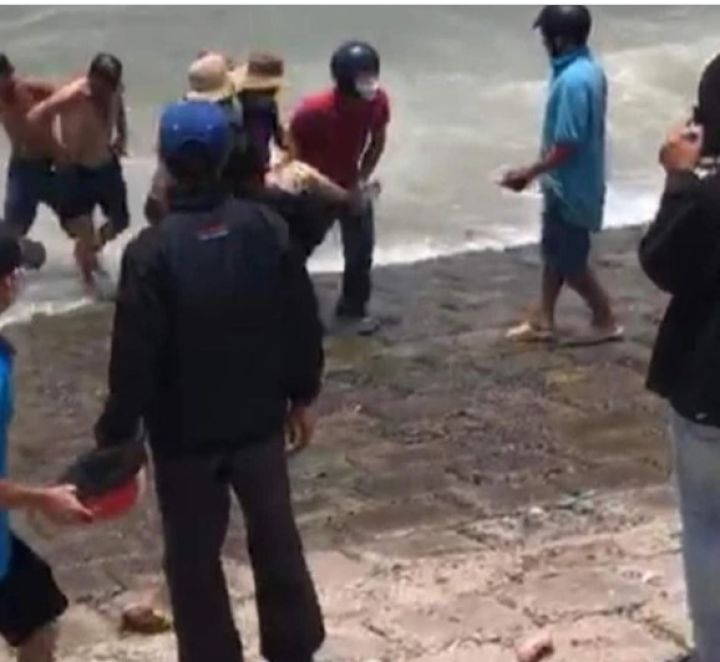 Bốn nữ công nhân bị sóng dìm xuống biển