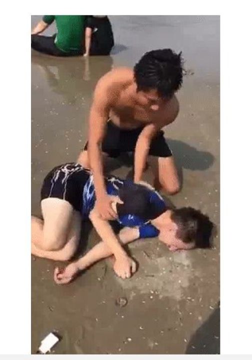 Chân dung "người hùng" lao ra biển cứu nhóm sinh viên bị sóng cuốn trôi: Là cảnh sát phòng cháy chữa cháy - cứu hộ cứu nạn