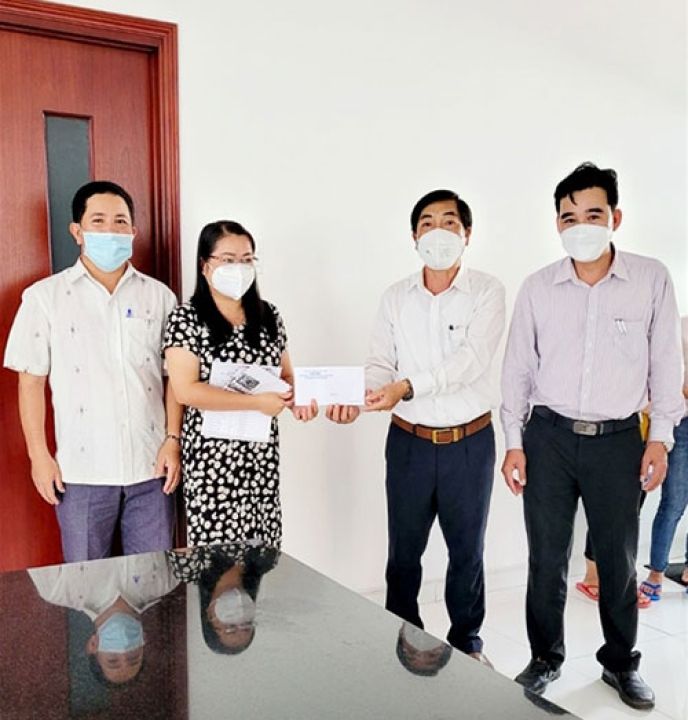 Bình Thuận: Trao tặng 50 triệu đồng cho đội ngũ y, bác sỹ hỗ trợ La Gi phòng chống dịch trở về địa phương