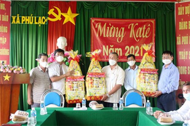 Bình Thuận: Thăm, chúc Tết Ka Tê đồng bào Chăm theo đạo Bà La Môn