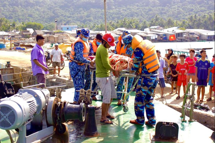 Cảnh sát biển, điểm tựa vững chắc cho ngư dân vươn khơi, bám biển