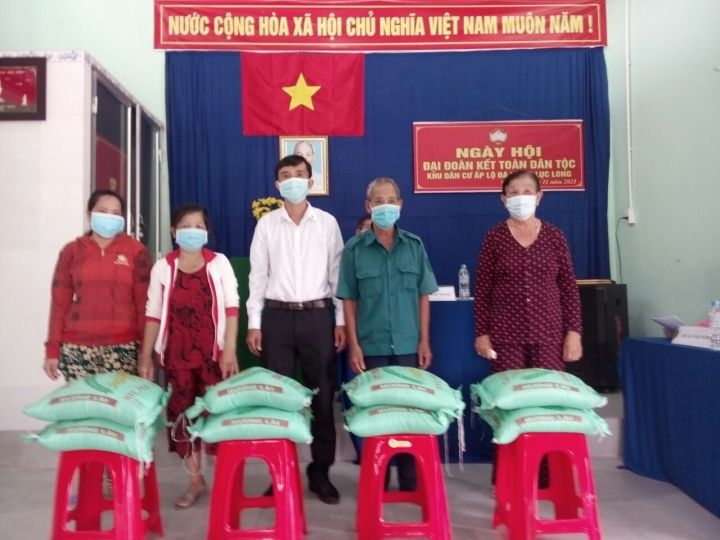 Huyện hội Châu Thành tặng 300 phần quà cho nạn nhân và người nghèo