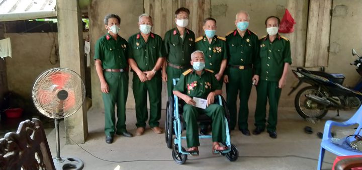 Trao tặng xe lăn cho nạn nhân chất độc da cam