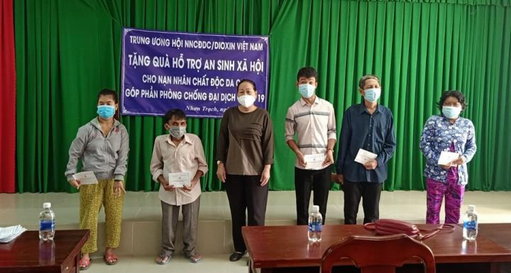 Đồng Nai: Tặng quà an sinh xã hội và trợ cấp thường xuyên cho NNCĐDC