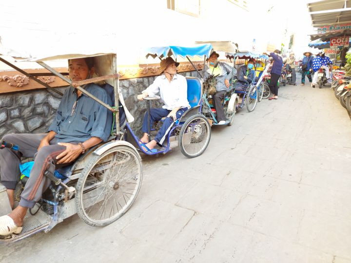 Cô Trịnh Mộng Thúy tặng quà cho hộ nghèo và người khuyết tật