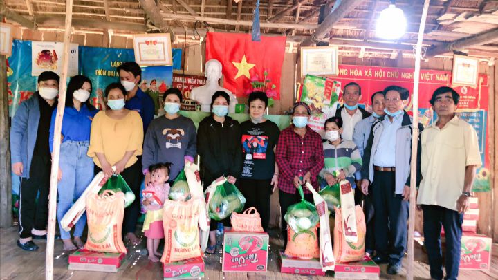 Hội tỉnh Bình Định trao quà cho đồng bào Bana huyện Phù Cát