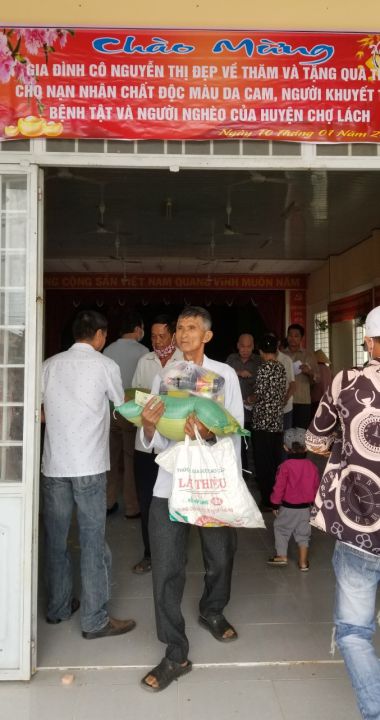 Hội NNCĐDC/dioxin - Bảo vệ quyền trẻ em Chợ Lách  trao 300 phần quà Tết cho nạn nhân và người khuyết tật