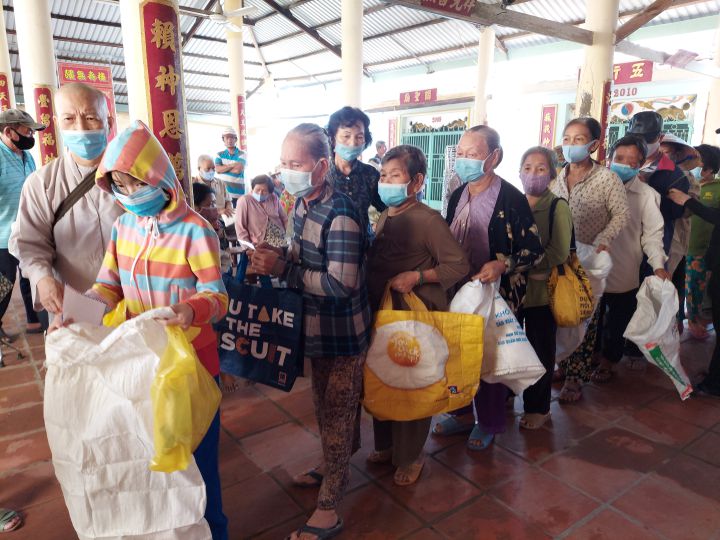 Thủ Thừa tặng quà nạn nhân chất độc da cam, người khuyết tật