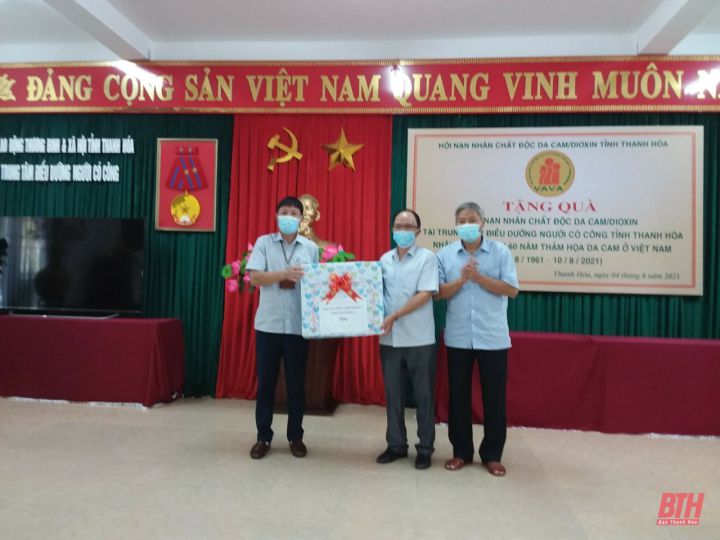 Hội tỉnh Thanh Hóa thăm, tặng quà nạn nhân chất độc da cam