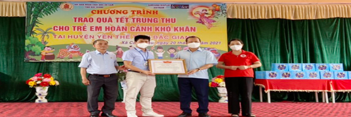 Bắc Giang: Thường trực UBND tỉnh trao quà các cháu nạn nhân chất đốc da cam và trẻ em huyện Yên Thế