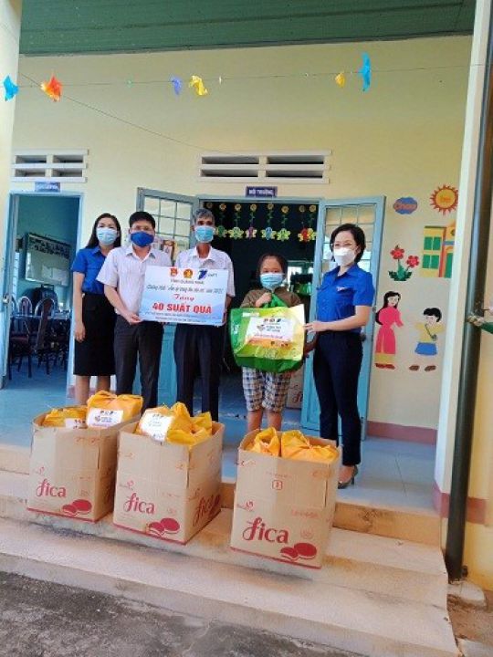 Tỉnh Đoàn Quảng Ngãi tặng quà Trung thu cho các cháu nạn nhân chất độc da cam