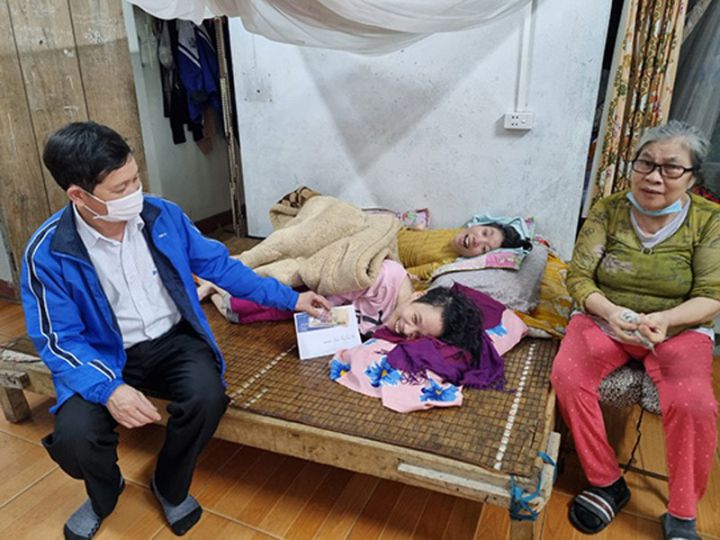 Hội huyện Tân Phước tặng 450 suất quà Tết  cho nạn nhân chất độc da cam trên địa bàn huyện