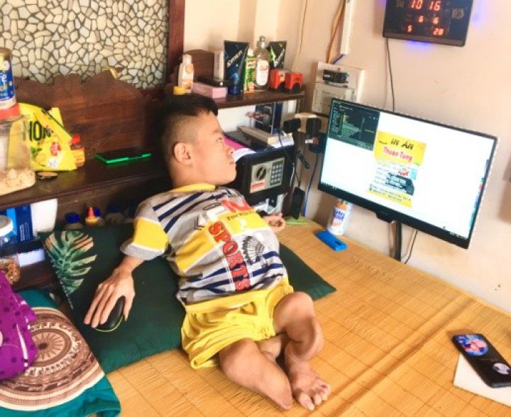 Chàng trai da cam với “nghị lực thép”.