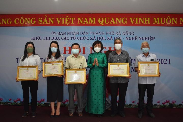 Thành hội Đà Nẵng nhận cờ thi đua xuất sắc năm 2021