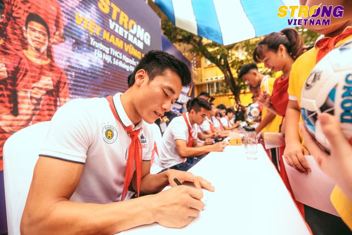 Đình Trọng, Quang Hải tham gia chào cờ đầu tuần với học sinh trường THCS Nguyễn Trường Tộ