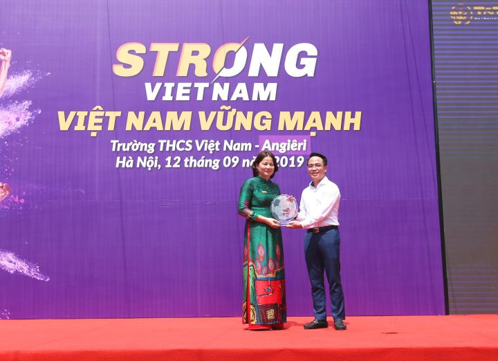 Quang Hải, Bùi Tiến Dũng đeo mặt nạ trung thu truyền cảm hứng tại Strong Vietnam