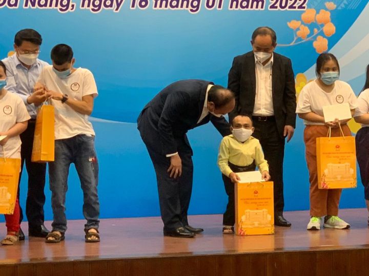 Chủ tịch nước Nguyễn Xuân Phúc trao quà Tết Nhâm Dần cho nạn nhân chất độc da cam thành phố Đà Nẵng