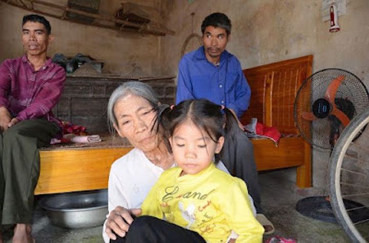 Cụ bà hơn 70 tuổi nuôi con tâm thần và cháu nội ở huyện Cẩm Khê, Phú Thọ
