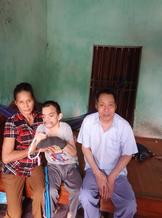 Sự bế tắc vô vọng của người mẹ: Thương con mẹ phải “xích” chân con!