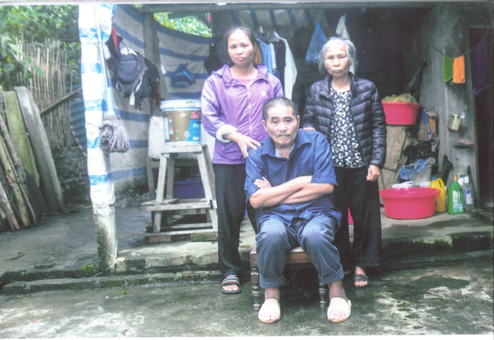 Bà lão 70 tuổi vẫn oằn lưng nuôi chồng con tâm thần