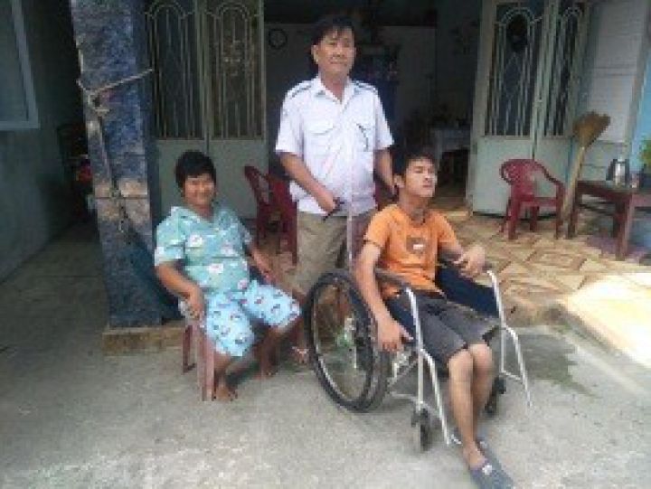 Hãy giúp ông Nguyễn Khanh: gà trống nuôi hai con tật nguyền.