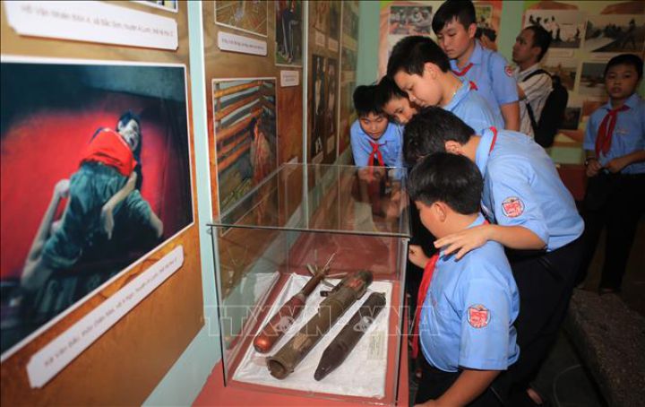 Bộ ảnh NNCĐDC và những nỗ lực của cộng đồng trợ giúp họ trong 59 năm qua