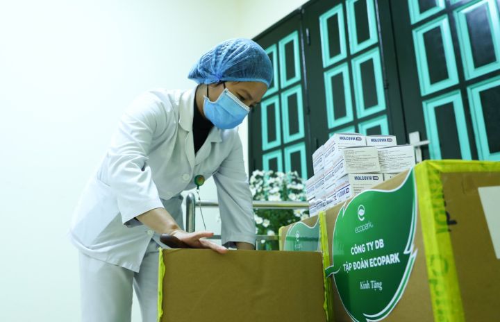 Thêm 1, 1 triệu viên thuốc Molnupiravir nhập khẩu được bàn giao ngay cho 17 tỉnh thành