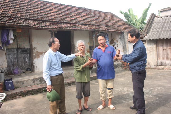 Đình chỉ chế độ ưu đãi, thu hồi tiền trợ cấp là chưa thấu tình, đạt lý.