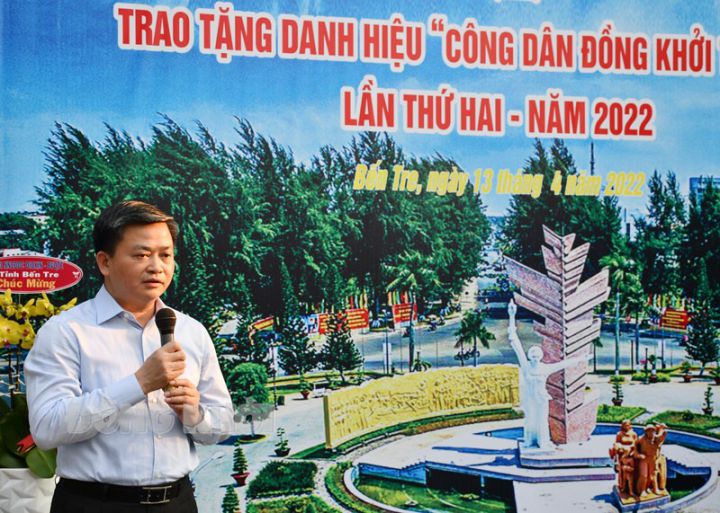 Trao Danh hiệu CÔNG DÂN ĐỒNG KHỞI TIÊU BIỂU cho bà Lê Thị Thanh Vân