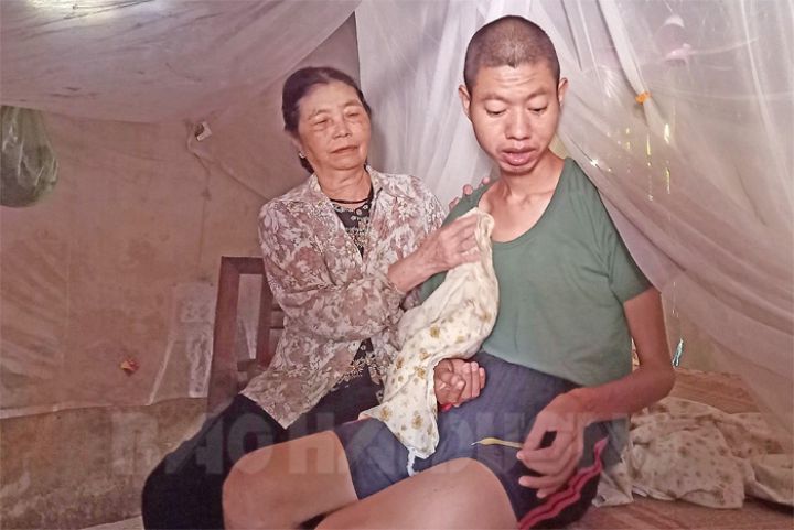 Mẹ già bệnh tật nuôi con nhiễm chất độc da cam