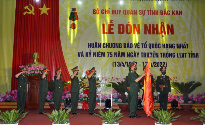 Bộ CHQS tỉnh Bắc Kạn đón nhận Huân chương Bảo vệ Tổ quốc hạng Nhất