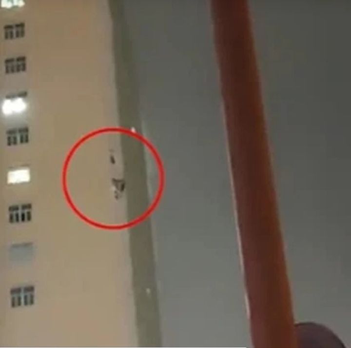 Thót tim khoảnh khắc cảnh sát đu dây từ tầng 20, giải cứu nam sinh lớp 9 định nhảy lầu tự tử ở Hà Nội