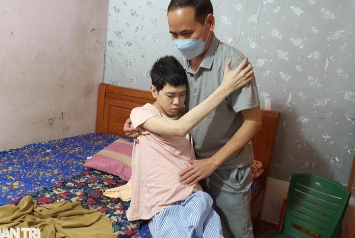 Chàng trai 23 tuổi nguy cơ sống "tầm gửi" với xe lăn suốt đời vì bệnh lao