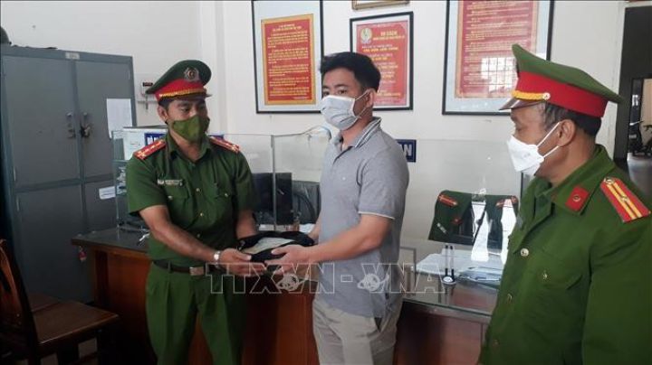 Đại úy Công an trả lại 300 triệu đồng cho người để quên ở thùng xe tải bên đường