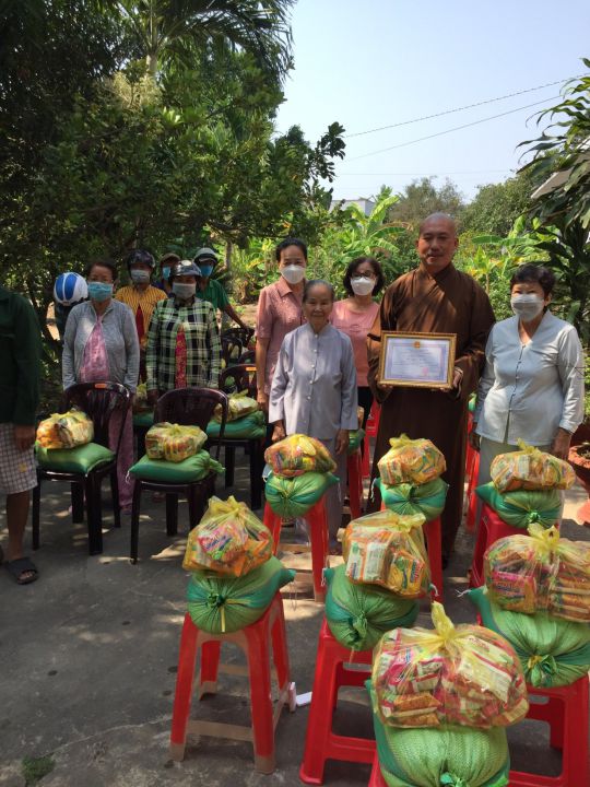 Hội thị xã Bình Minh trao quà, học bổng cho nạn nhân, người khuyết tật