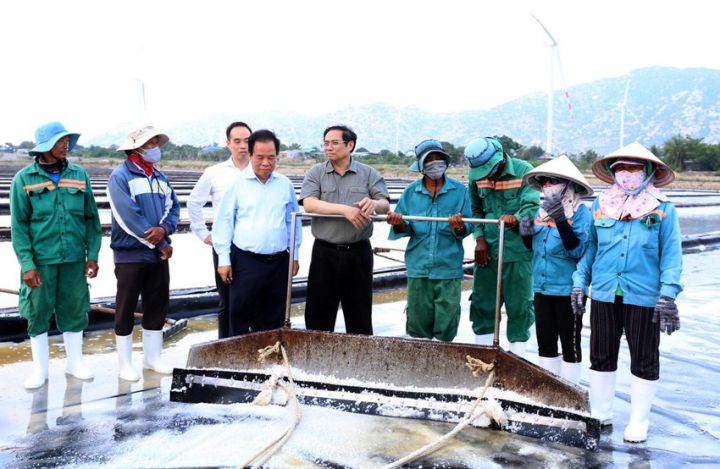 Thủ tướng kiểm tra công tác huấn luyện của Trung đoàn Không quân 937 tại sân bay Thành Sơn