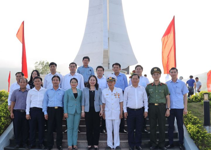 Phó Chủ tịch nước thăm, tặng quà gia đình chính sách tại Bình Định