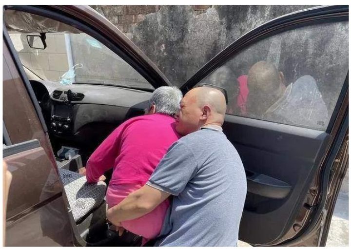 Người đàn ông 28 năm ở chung phòng với mẹ và câu chuyện xúc động